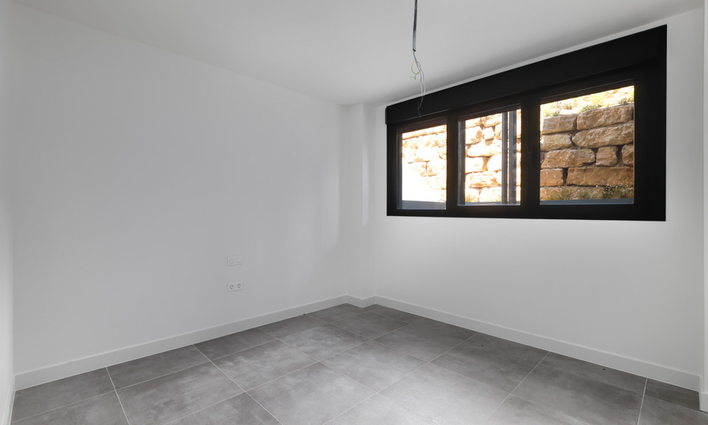Instapklaar, nieuw modern appartement te koop in golfresort tussen Marbella en Estepona. Sterk verlaagd in prijs. 35987