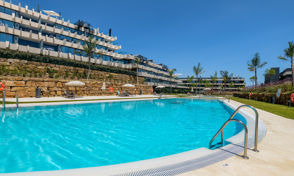 Instapklaar, nieuw modern appartement te koop in golfresort tussen Marbella en Estepona. Sterk verlaagd in prijs. 35997