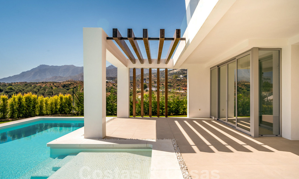 Instapklare, moderne villa in een gated community met schitterend uitzicht te koop in Oost-Marbella 36016