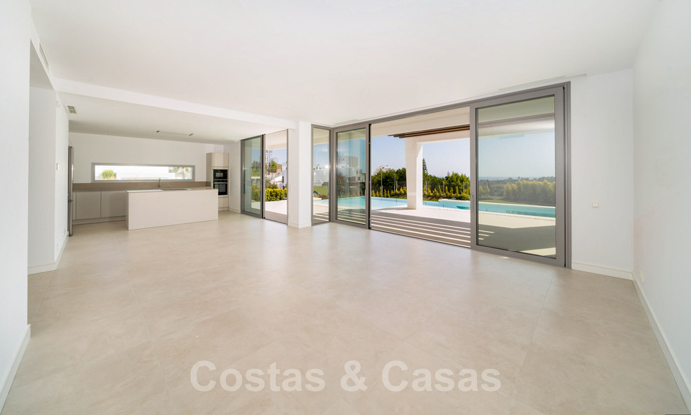 Instapklare, moderne villa in een gated community met schitterend uitzicht te koop in Oost-Marbella 36018