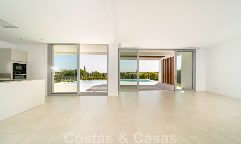 Instapklare, moderne villa in een gated community met schitterend uitzicht te koop in Oost-Marbella 36022