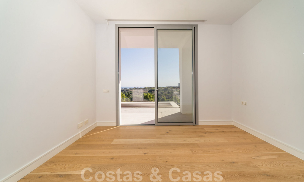 Instapklare, moderne villa in een gated community met schitterend uitzicht te koop in Oost-Marbella 36027