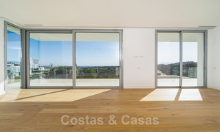 Instapklare, moderne villa in een gated community met schitterend uitzicht te koop in Oost-Marbella 36028 