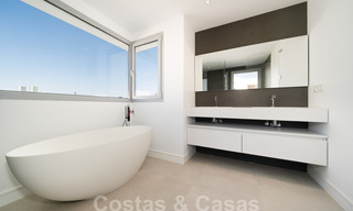 Instapklare, moderne villa in een gated community met schitterend uitzicht te koop in Oost-Marbella 36031 