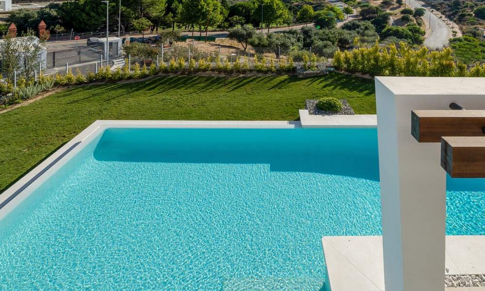 Instapklare, moderne villa in een gated community met schitterend uitzicht te koop in Oost-Marbella 36033