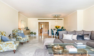 Gerenoveerd 3-slaapkamer luxe appartement te koop, eerstelijnsgolf Las Brisas in Nueva Andalucia, Marbella 36090 