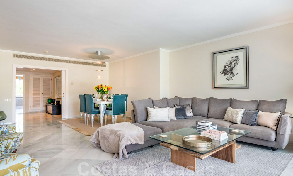 Gerenoveerd 3-slaapkamer luxe appartement te koop, eerstelijnsgolf Las Brisas in Nueva Andalucia, Marbella 36091