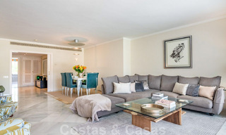 Gerenoveerd 3-slaapkamer luxe appartement te koop, eerstelijnsgolf Las Brisas in Nueva Andalucia, Marbella 36091 