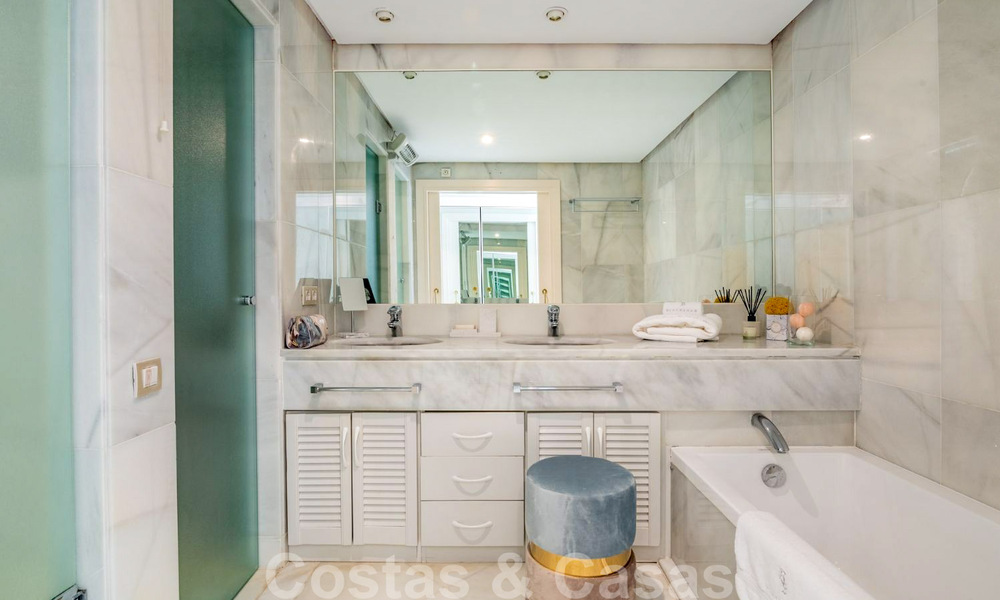 Gerenoveerd 3-slaapkamer luxe appartement te koop, eerstelijnsgolf Las Brisas in Nueva Andalucia, Marbella 36096