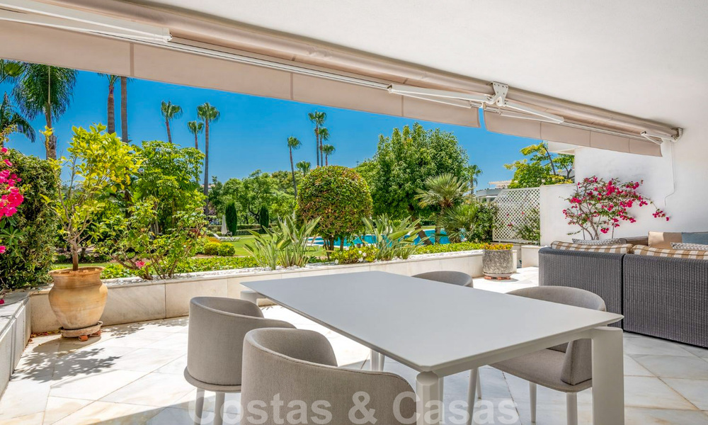 Gerenoveerd 3-slaapkamer luxe appartement te koop, eerstelijnsgolf Las Brisas in Nueva Andalucia, Marbella 36097