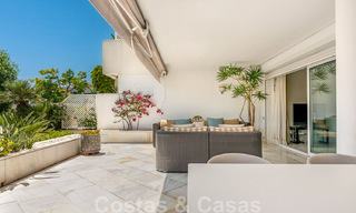 Gerenoveerd 3-slaapkamer luxe appartement te koop, eerstelijnsgolf Las Brisas in Nueva Andalucia, Marbella 36098 