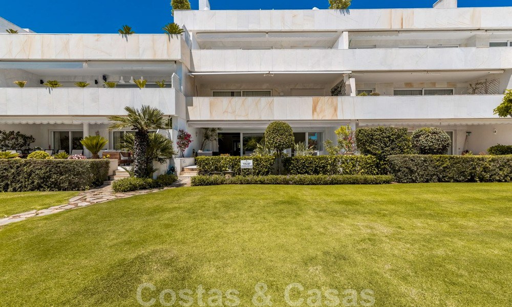 Gerenoveerd 3-slaapkamer luxe appartement te koop, eerstelijnsgolf Las Brisas in Nueva Andalucia, Marbella 36099