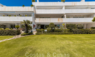 Gerenoveerd 3-slaapkamer luxe appartement te koop, eerstelijnsgolf Las Brisas in Nueva Andalucia, Marbella 36099 