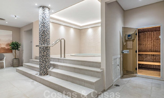 Gerenoveerd 3-slaapkamer luxe appartement te koop, eerstelijnsgolf Las Brisas in Nueva Andalucia, Marbella 36105 