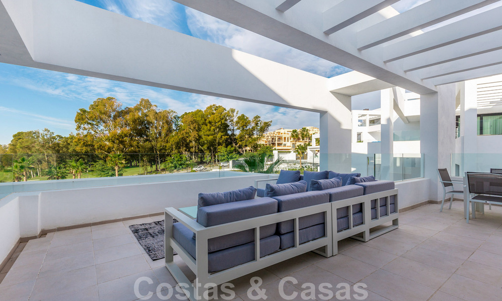 Modern luxe penthouse te koop in een eerstelijns golf design complex in Benahavis - Marbella 36135