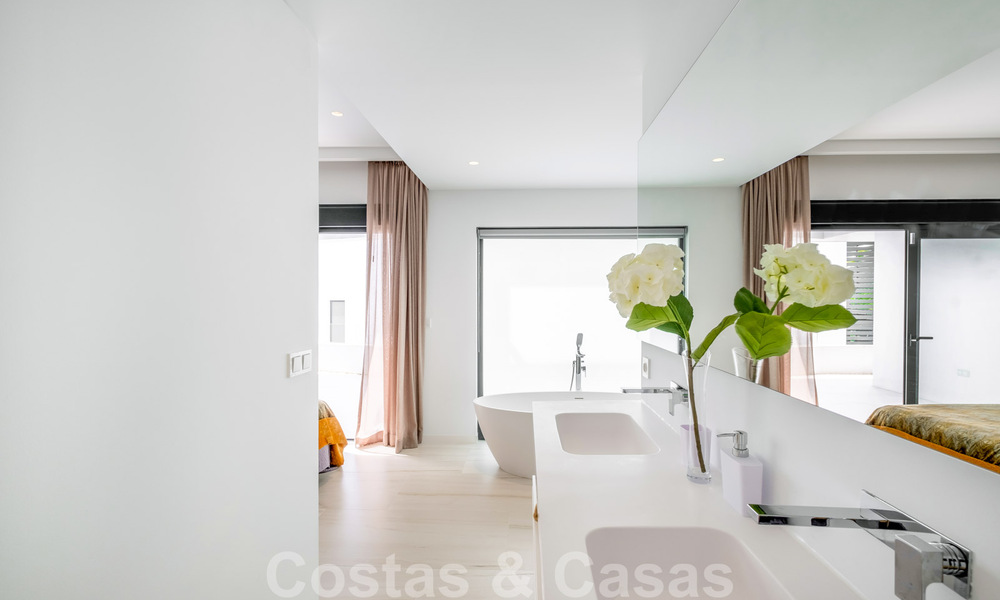 Instapklare, eigentijdse villa te koop op een steenworp van het strand en beachclubs en op loopafstand van de promenade en het centrum van San Pedro, Marbella 36327