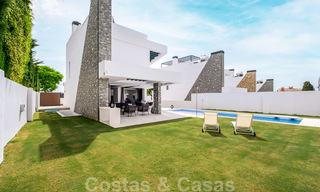 Instapklare, eigentijdse villa te koop op een steenworp van het strand en beachclubs en op loopafstand van de promenade en het centrum van San Pedro, Marbella 36347 