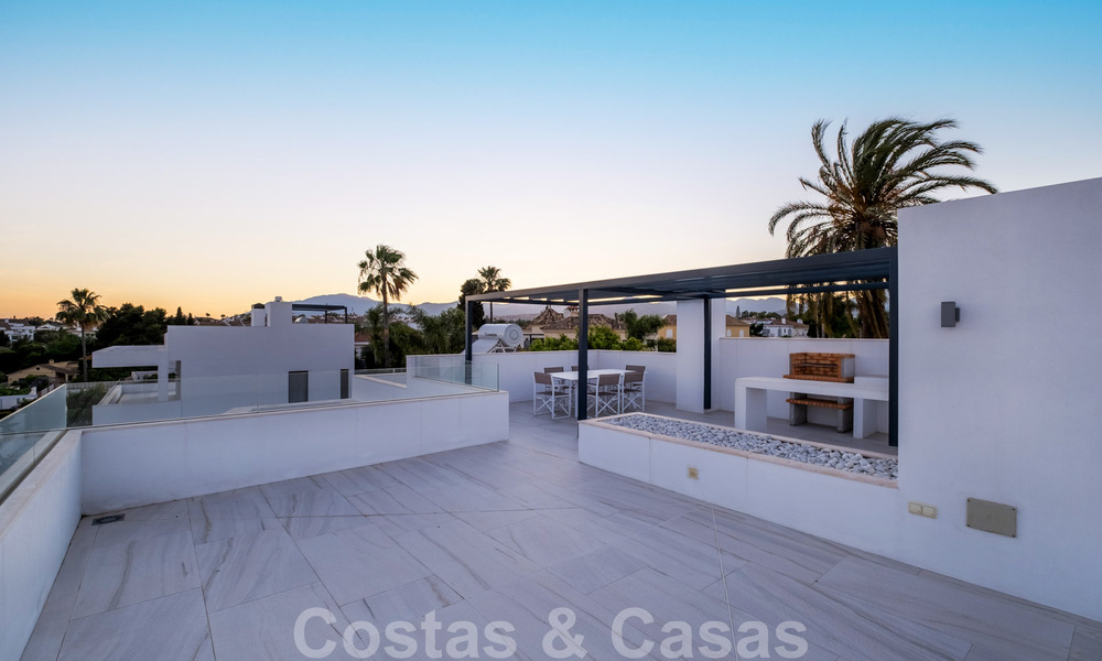 Instapklare, eigentijdse villa te koop op een steenworp van het strand en beachclubs en op loopafstand van de promenade en het centrum van San Pedro, Marbella 36364