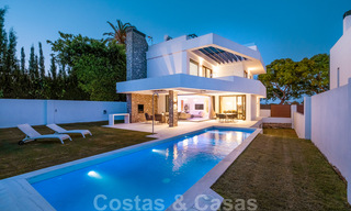 Instapklare, eigentijdse villa te koop op een steenworp van het strand en beachclubs en op loopafstand van de promenade en het centrum van San Pedro, Marbella 36365 