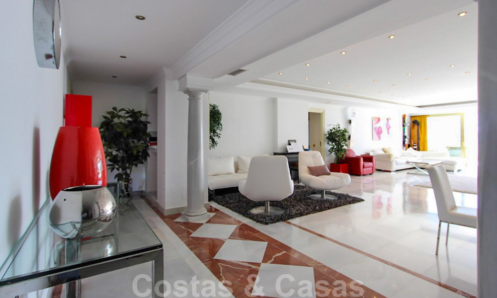 Appartement te koop met open zeezicht in het iconische eerstelijnsstrand complex Gray D’Albion in Puerto Banus, Marbella 36231