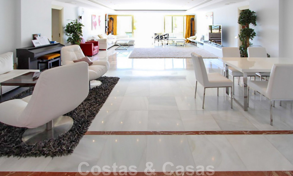 Appartement te koop met open zeezicht in het iconische eerstelijnsstrand complex Gray D’Albion in Puerto Banus, Marbella 36232