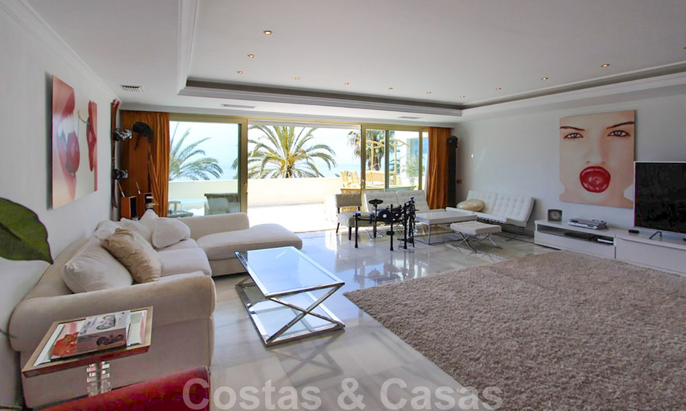 Appartement te koop met open zeezicht in het iconische eerstelijnsstrand complex Gray D’Albion in Puerto Banus, Marbella 36234