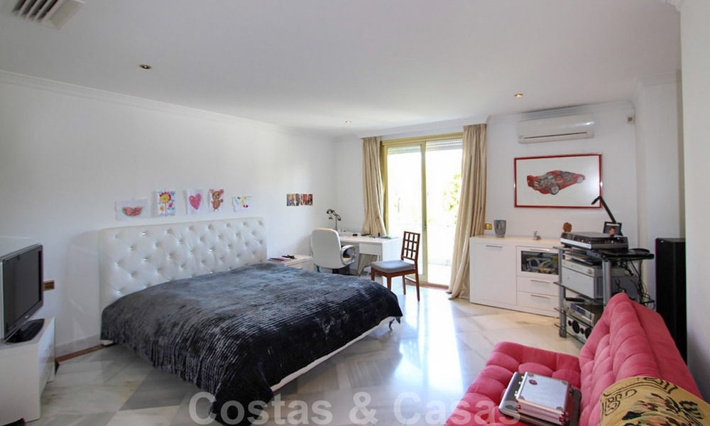 Appartement te koop met open zeezicht in het iconische eerstelijnsstrand complex Gray D’Albion in Puerto Banus, Marbella 36240