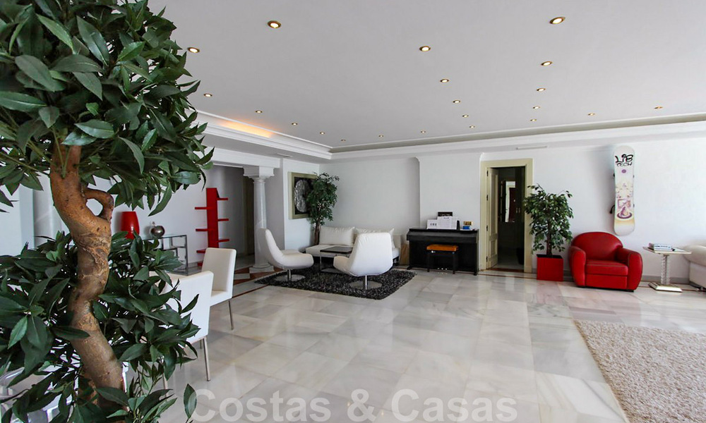 Appartement te koop met open zeezicht in het iconische eerstelijnsstrand complex Gray D’Albion in Puerto Banus, Marbella 36248