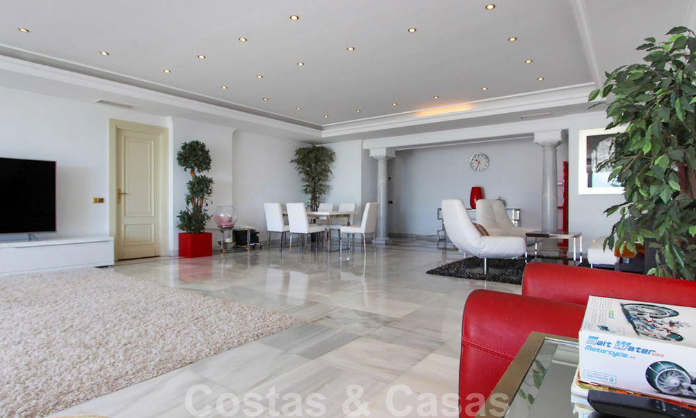 Appartement te koop met open zeezicht in het iconische eerstelijnsstrand complex Gray D’Albion in Puerto Banus, Marbella 36249