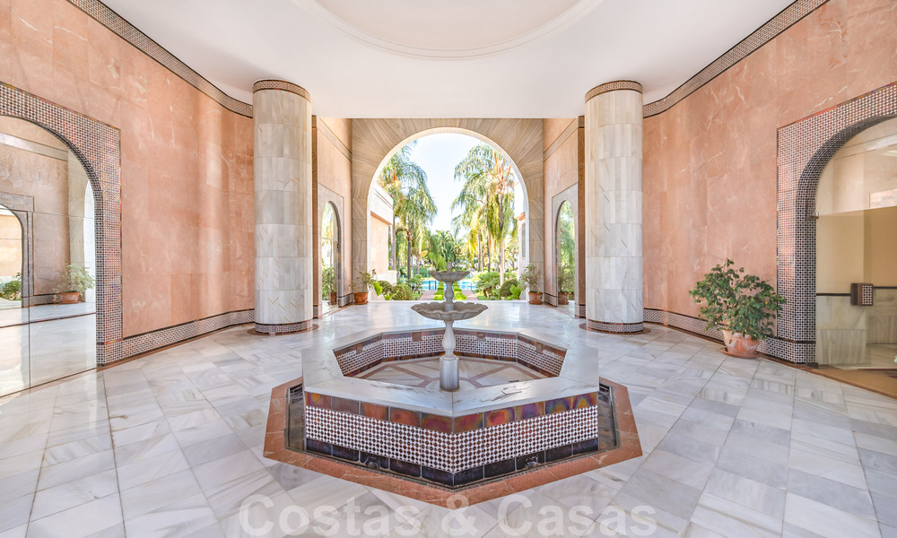 Appartement te koop met open zeezicht in het iconische eerstelijnsstrand complex Gray D’Albion in Puerto Banus, Marbella 36250