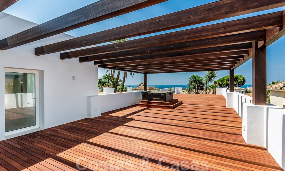 Moderne beachside villa te koop in Marbella-oost met zeezicht op een steenworp van goede en gezellige stranden 36448