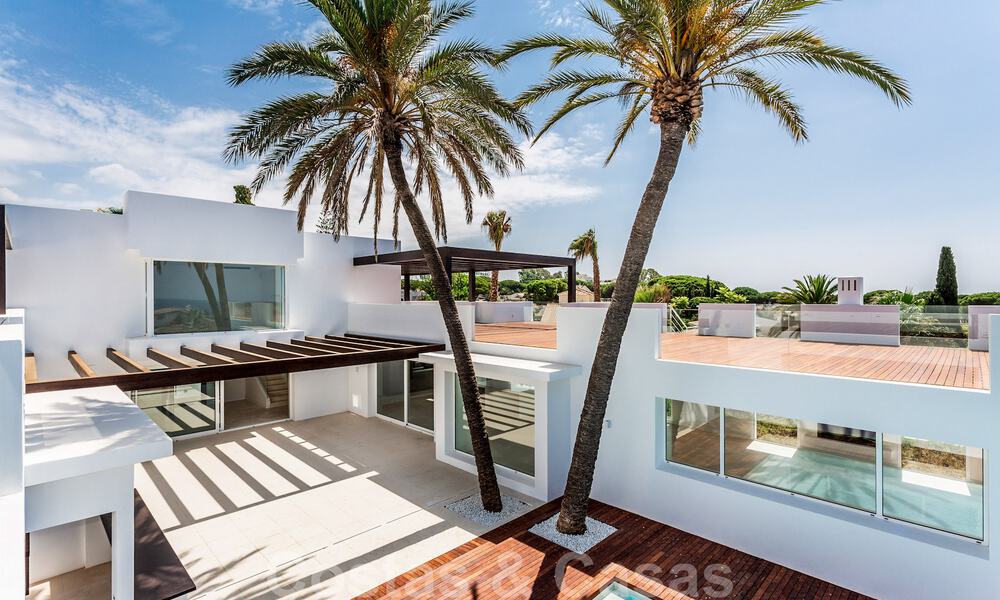 Moderne beachside villa te koop in Marbella-oost met zeezicht op een steenworp van goede en gezellige stranden 36451