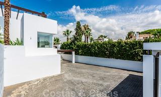 Moderne beachside villa te koop in Marbella-oost met zeezicht op een steenworp van goede en gezellige stranden 36452 