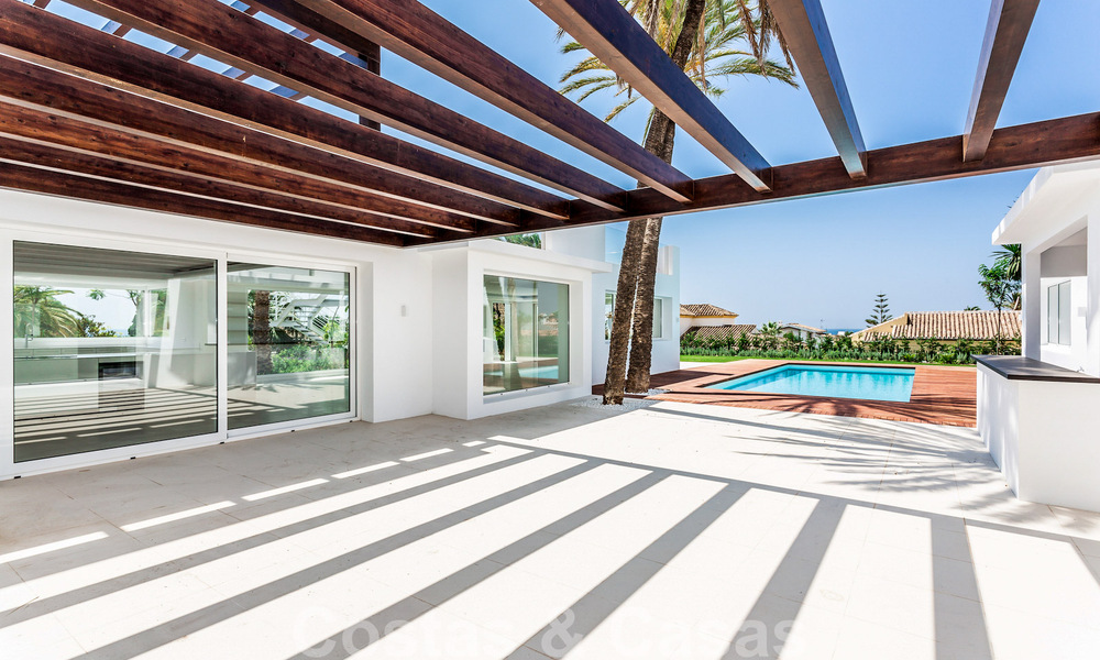 Moderne beachside villa te koop in Marbella-oost met zeezicht op een steenworp van goede en gezellige stranden 36453