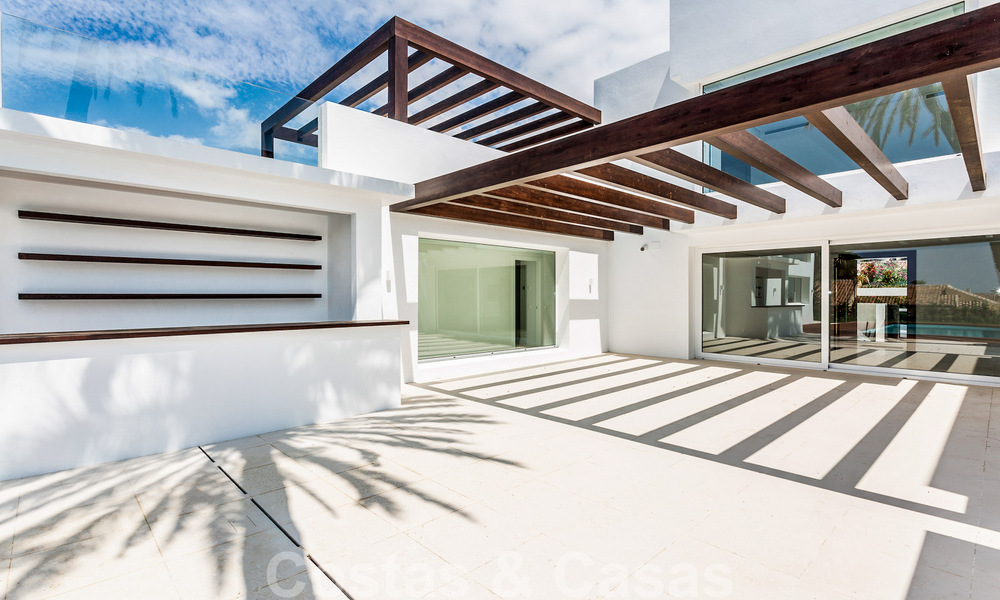 Moderne beachside villa te koop in Marbella-oost met zeezicht op een steenworp van goede en gezellige stranden 36454