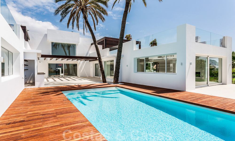 Moderne beachside villa te koop in Marbella-oost met zeezicht op een steenworp van goede en gezellige stranden 36455