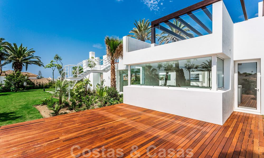 Moderne beachside villa te koop in Marbella-oost met zeezicht op een steenworp van goede en gezellige stranden 36458