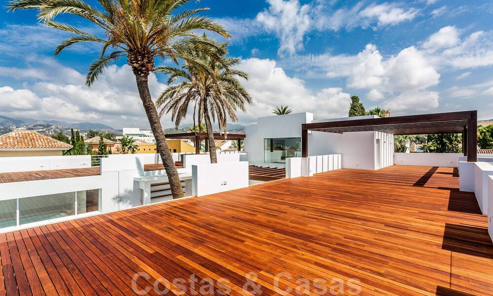 Moderne beachside villa te koop in Marbella-oost met zeezicht op een steenworp van goede en gezellige stranden 36461