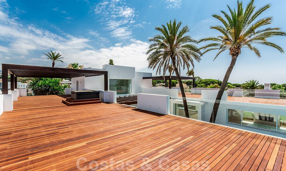 Moderne beachside villa te koop in Marbella-oost met zeezicht op een steenworp van goede en gezellige stranden 36463