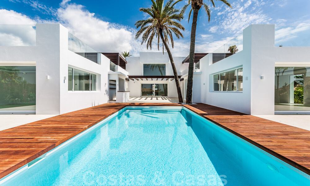 Moderne beachside villa te koop in Marbella-oost met zeezicht op een steenworp van goede en gezellige stranden 36466