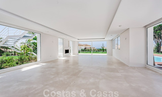 Moderne beachside villa te koop in Marbella-oost met zeezicht op een steenworp van goede en gezellige stranden 36470 