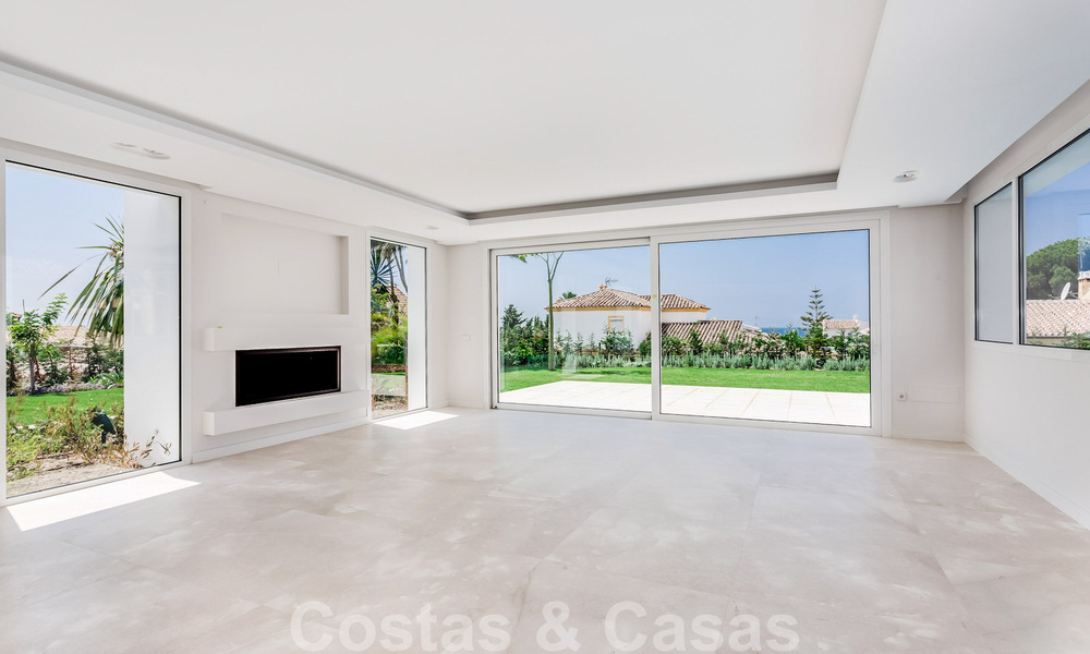 Moderne beachside villa te koop in Marbella-oost met zeezicht op een steenworp van goede en gezellige stranden 36471