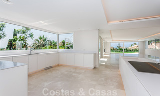 Moderne beachside villa te koop in Marbella-oost met zeezicht op een steenworp van goede en gezellige stranden 36472 