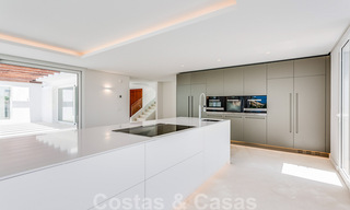 Moderne beachside villa te koop in Marbella-oost met zeezicht op een steenworp van goede en gezellige stranden 36473 