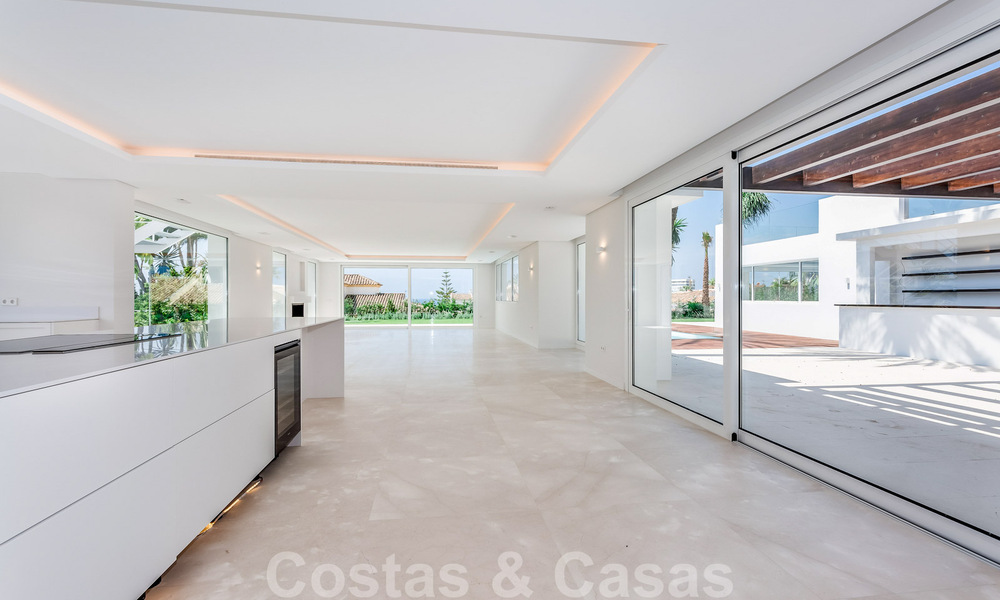 Moderne beachside villa te koop in Marbella-oost met zeezicht op een steenworp van goede en gezellige stranden 36474
