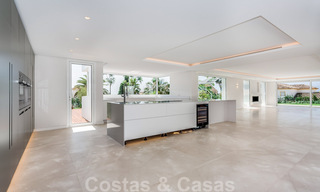 Moderne beachside villa te koop in Marbella-oost met zeezicht op een steenworp van goede en gezellige stranden 36475 