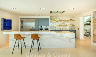 Zeer ruime luxevilla te koop in een Mediterrane stijl met een eigentijds design interieur in de Golf Vallei van Nueva Andalucia, Marbella 36537 