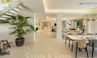 Zeer ruime luxevilla te koop in een Mediterrane stijl met een eigentijds design interieur in de Golf Vallei van Nueva Andalucia, Marbella 36540 