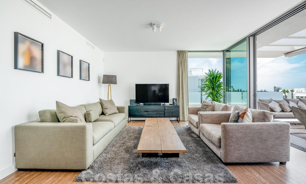 Instapklaar, modern designer penthouse te koop met 3 slaapkamers in een luxueus woonoord in Marbella - Estepona 36724