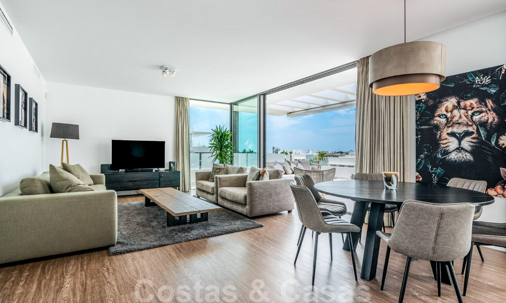 Instapklaar, modern designer penthouse te koop met 3 slaapkamers in een luxueus woonoord in Marbella - Estepona 36725
